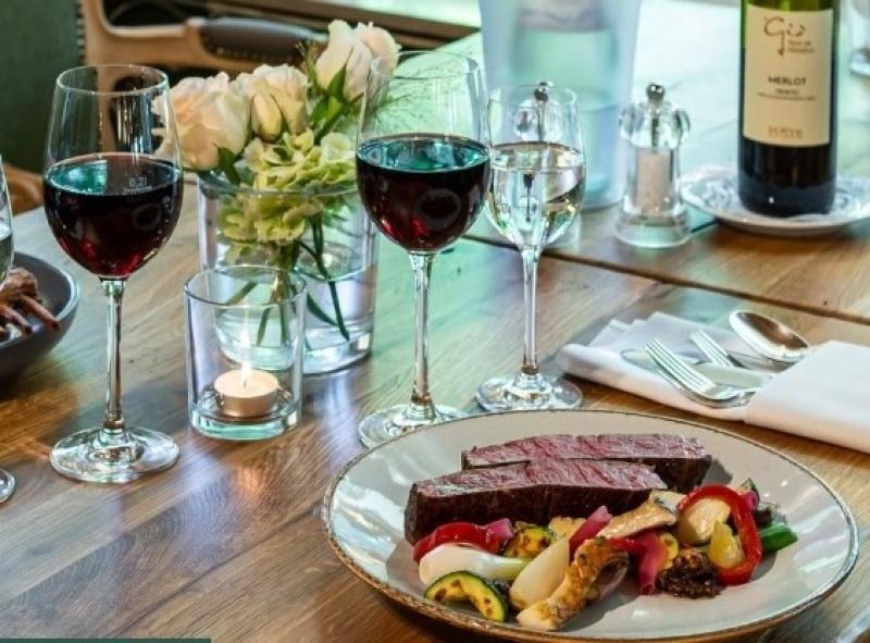 Restauarnt Waldhotel Tannenhäuschen - Köstliche Speisen und Wein