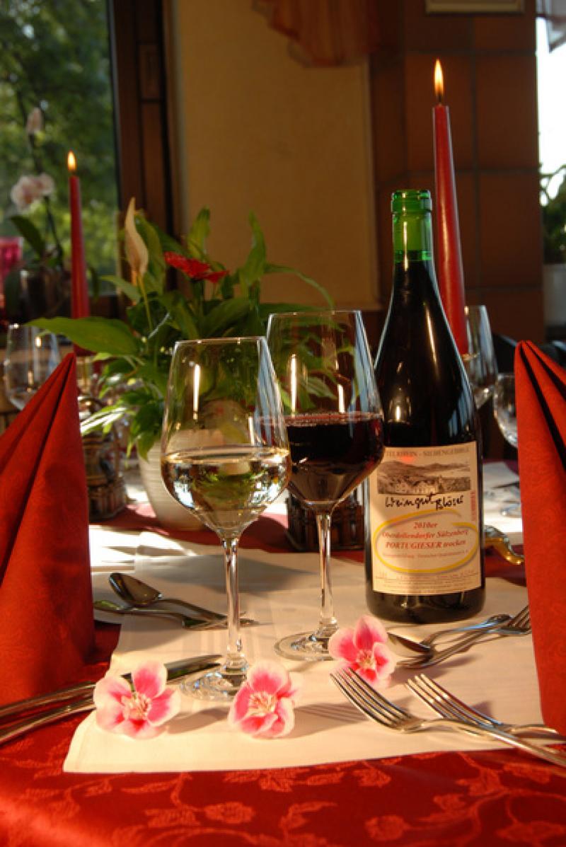 Tisch mit leckerem Rotwein