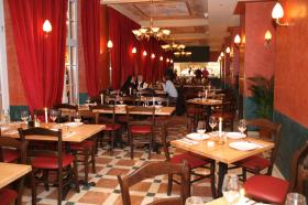 eleganter Gastraum mit eingedeckten Tischen