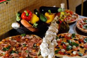 Lecker angerichtete Oizza aus dem Steinofen