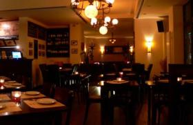 Gemütlicher Raum mit eingedeckten Tischen