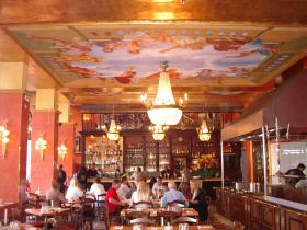 wunderschöner Gastraum mit verzierter Decke