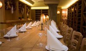 Weinkeller mit eingedeckter Tafel im XII Apostel