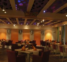 Abendliche Atmosphäre mit eingedeckten Tische 