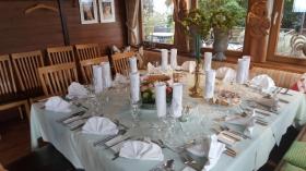 Große Tafel mit schönem Gedeck