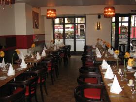 Schön eingedeckte Tische im HÖHNs