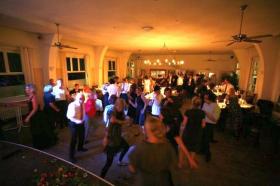 Tanzende Menschen im Festsaa