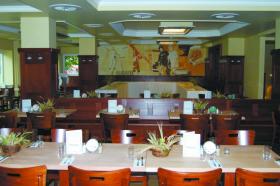 Rustikale Atmosphäre mit eingedecketen Tischen