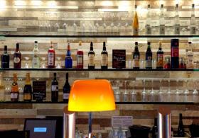 beleuchtetes Regal mit Spirituosen