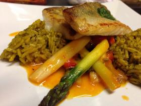 Fisch auf orientalischem Reis und spargel