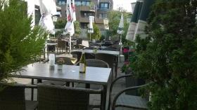 Bei schönem Wetter auf unsere Terrasse mit einem Glas Wein