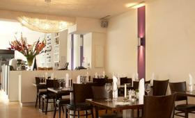 Modern eingerichtetes Restaurant