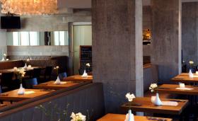 Modernes Restaurant mit gedecketen Tischen, Consilium