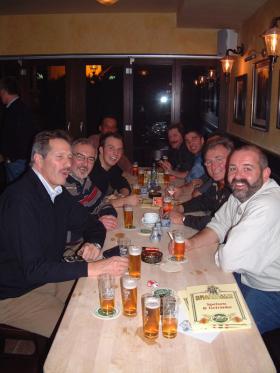 Feiernde Gäste am Tisch