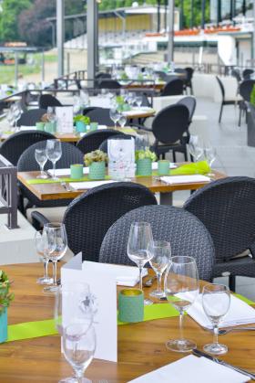 Unsere Terrasse  mit Blick auf die Rennbahn