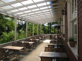 Veranda des Restaurants mit Blick auf den Königsforst
