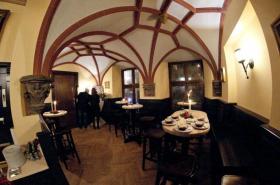 schöne Innenansicht mit gewölbter Decke