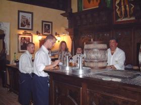 Theke mit Zappes und Köbes