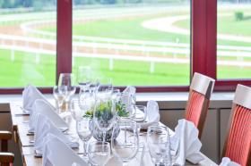 Tisch direkt mit exklusivem Blick auf die Rennbahn