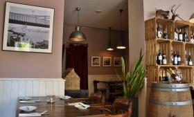 Innenraum mit Blick auf unsere Weine