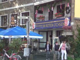 Weihnachtlich geschmücktes Haus