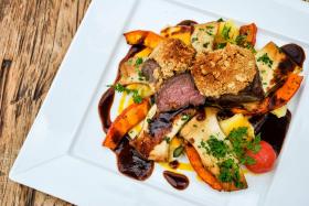 Frische Kürbisravioli mit geschmorten Hokaido-Kürbis-Spalten