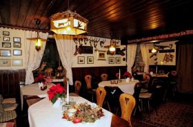 Gastraum mit gedeckten Tischen