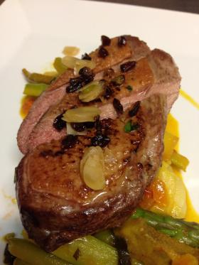 Ente auf Spargelgemüse